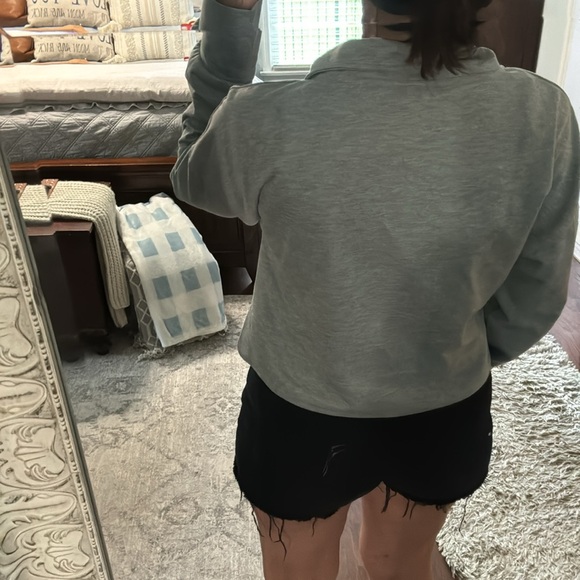 SHEIN Gray Lightweight Cropped 1/4 Zip Size L - Picture 5 of 10